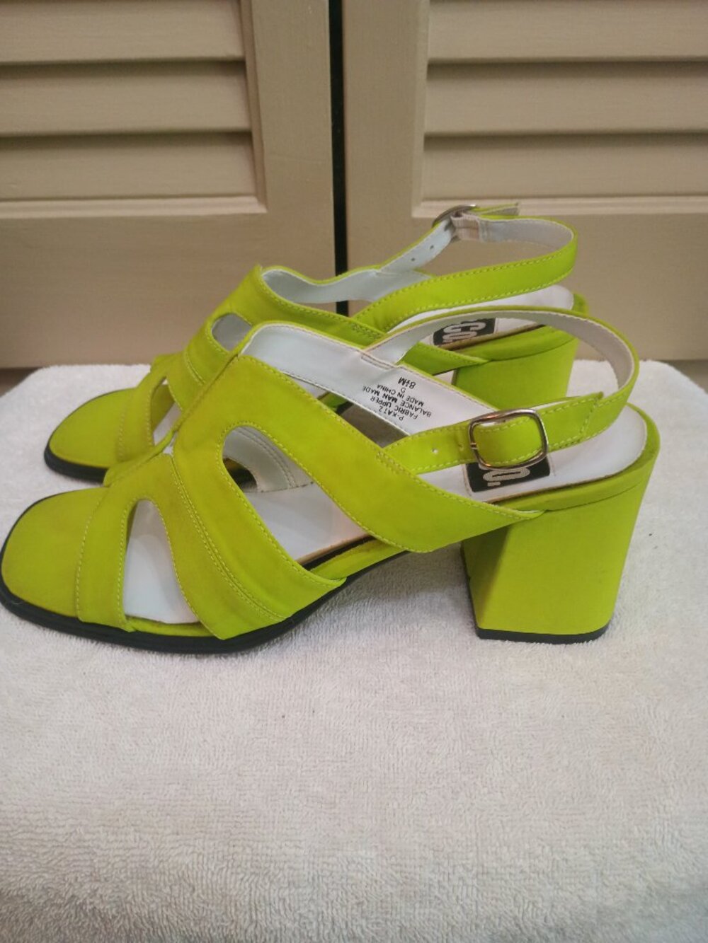 9&CO Lime Green Strappy Block Heel Peep Toe Sandals SZ 8 1/2..